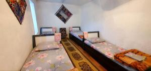 Tempat tidur dalam kamar di Komil`s homestay in Sentyab village