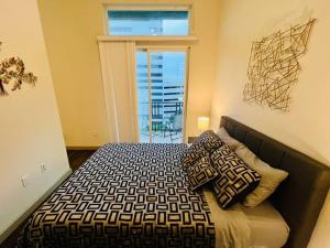 a bedroom with a bed with pillows and a window at Apto 1 Bed - Kitchen - FREE Parking in Houston