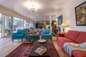 StayVista at The Hideout Farms with Lawn and private Pool的休息区