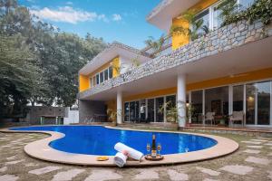 KurukshetraStayVista at The Hideout Farms with Lawn and private Pool的房子前面的游泳池
