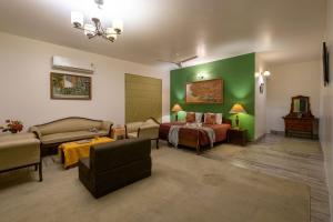 StayVista at The Hideout Farms with Lawn and private Pool客房内的一张或多张床位