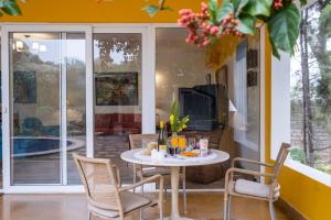 StayVista at The Hideout Farms with Lawn and private Pool的庭院或其他户外区域