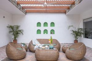 StayVista at The Hideout Farms with Lawn and private Pool的休息区