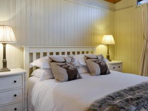 a bedroom with a bed with two deer pillows at Pampita Lodge in Beverley