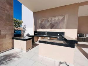 a kitchen with a black and white counter top at CASA LUNA , para 6 personas in La Paz