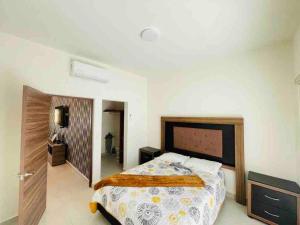 1 dormitorio con 1 cama grande y cabecero de madera en CASA LUNA , para 6 personas en La Paz