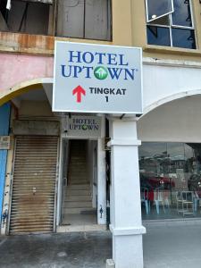 士毛月的住宿－Hotel Uptown Semenyih，大楼一侧的酒店上城标志