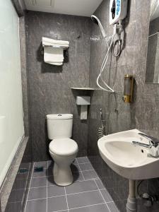セメニーにあるHotel Uptown Semenyihのバスルーム(トイレ、洗面台付)
