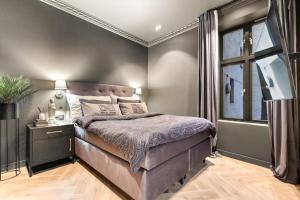 ein Schlafzimmer mit einem großen Bett und einem Fenster in der Unterkunft Majorstuen Apartments by Key Butler in Oslo