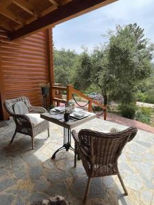 une terrasse couverte avec une table et des chaises. dans l'établissement The lodge, à Mesongi