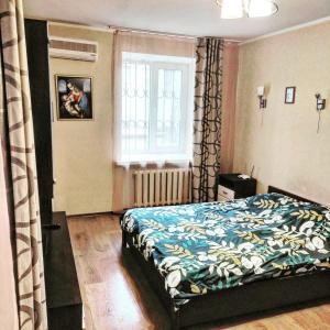 1 dormitorio con cama y ventana en Admiral Home en Mykolaiv