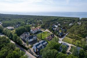 una vista aérea de una casa en un suburbio en Luxurious Little Laguna Apartments SPA & Gym by Renters Prestige, en Międzywodzie