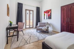 a bedroom with a bed and a desk and a chair at Cool and spacious apartment in fabulous location in Dubai