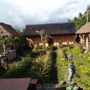 Banjarangkan的住宿－Balicamper，花园中的房子