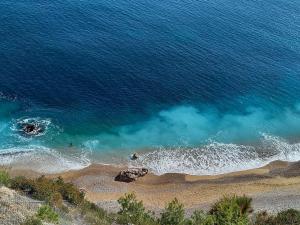 an aerial view of a beach with a body of water at la ventana al mar in Jávea