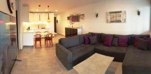 sala de estar con sofá y cocina en EL BOBO BEACH- Deluxe 2 bedroom apartment, en Playa Fañabe