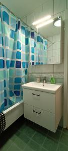 y baño con lavabo, espejo y bañera. en Sparkling modern house in Kista - close to city en Estocolmo