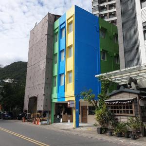 een kleurrijk gebouw aan de kant van een straat bij 小窩旅店-礁溪溫泉店 in Jiaoxi