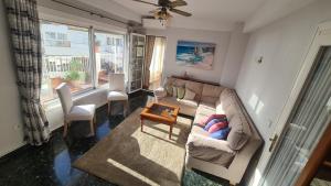 salon z kanapą i stołem w obiekcie Penthouse Vistamar Torrox Costa w mieście Torrox Costa