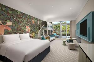 a hotel room with a bed and a tv at Yuehua Hotel Xiamen Seaside Hotel in Xiamen