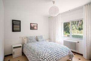A bed or beds in a room at Casa Hortensia. Barbacoa en Robledo de Chavela