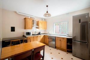 A kitchen or kitchenette at Casa Hortensia. Barbacoa en Robledo de Chavela