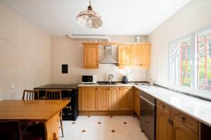 A kitchen or kitchenette at Casa Hortensia. Barbacoa en Robledo de Chavela