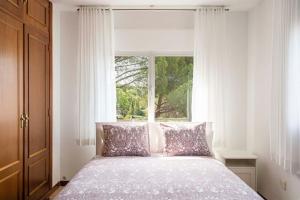 A bed or beds in a room at Casa Hortensia. Barbacoa en Robledo de Chavela