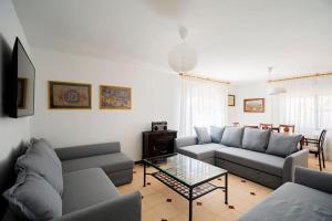 A seating area at Casa Hortensia. Barbacoa en Robledo de Chavela