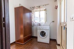 een wasruimte met een wasmachine en een raam bij Holiday home in Francavilla di Sicilia in Francavilla di Sicilia