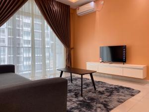 - un salon avec une télévision, un canapé et une table dans l'établissement Novo 8 Residence @ 10mins to Jonker Streeet, à Malacca