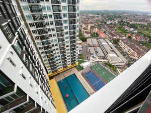 un immeuble avec un court de tennis au milieu dans l'établissement Novo 8 Residence @ 10mins to Jonker Streeet, à Malacca