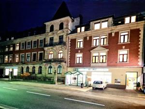 アシャッフェンブルクにあるHofgarten Apartmentsの建物の前に駐車された白い車