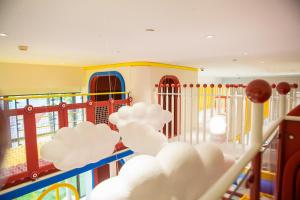 - une salle de jeux pour enfants avec des nuages sur le mur dans l'établissement InterContinental Shenzhen, an IHG Hotel, à Shenzhen