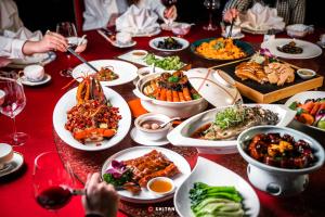 InterContinental Shenzhen, an IHG Hotel في شنجن: طاولة عليها العديد من أطباق الطعام