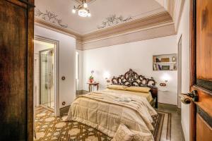 A bed or beds in a room at Palazzo Stunis - Dimora di Charme