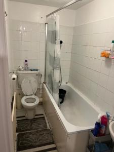 Henderson court في لندن: حمام مع مرحاض وحوض استحمام