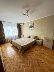 1 dormitorio con 1 cama y ventilador de techo en Zarea Hotel, en Chişinău