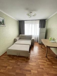 ein Wohnzimmer mit einem Sofa und einem Tisch in der Unterkunft Zarea Hotel in Chişinău