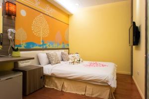 A bed or beds in a room at Bei Pin B&B