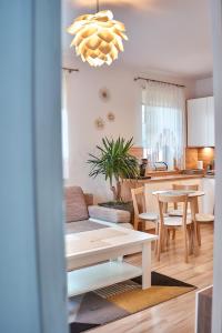 - un salon avec un canapé et une table dans l'établissement Apartament Willa Ogrodowa 18, à Polanica-Zdrój
