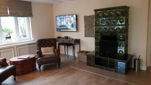 Una sala de estar con un sofá, una silla y una mesa. en Ferienhaus Margret, en Winterberg