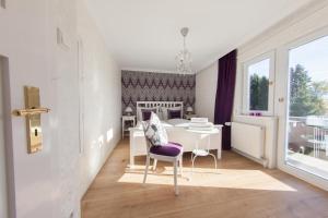 Habitación con mesa, silla y dormitorio. en Ferienhaus Margret, en Winterberg