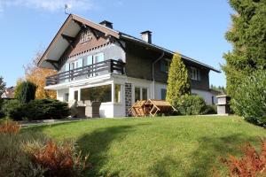 una casa grande con un gran césped delante de ella en Ferienhaus Margret, en Winterberg