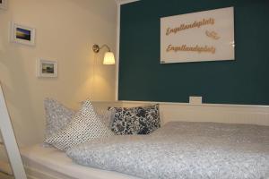 a bedroom with a bed with a green wall at Chalet Heide in Winterberg