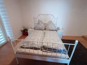- un lit blanc avec des oreillers dans l'établissement Ferienwohnung Ellinger, à Regen