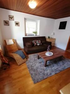 a living room with a couch and a coffee table at Ferienwohnung Ellinger in Regen