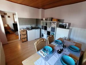 a living room with a table and a kitchen at Ferienwohnung Ellinger in Regen
