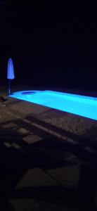 メソギーにあるThe lodgeの照明付きの暗室の青い光