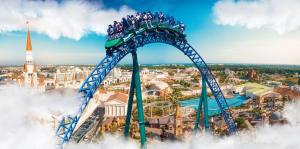 roller coaster in the sky at a theme park w obiekcie Rixos Park Belek - The Land Of Legends Access w mieście Belek